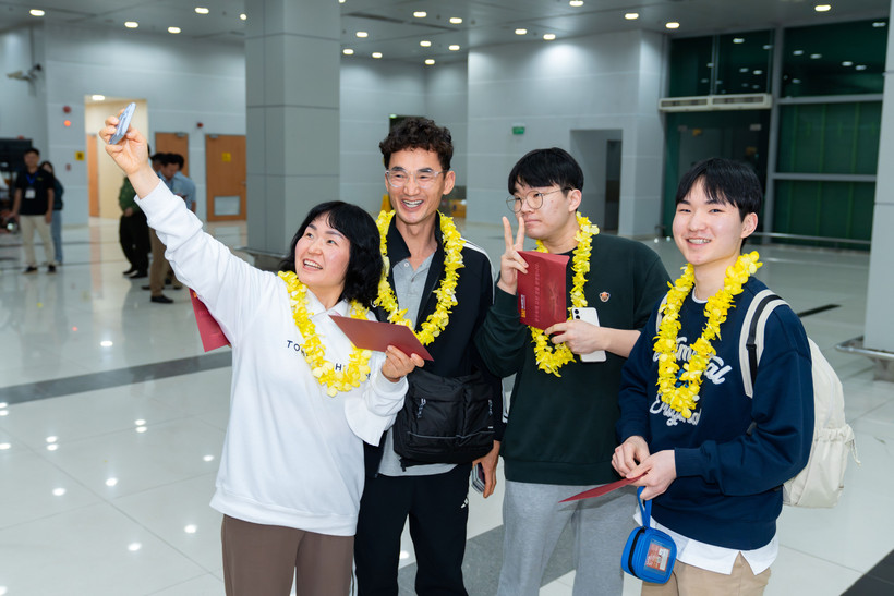 Korean passengers take a selfie after arriving at Phu Quoc International Airport on January 1, 2026. (Photo: Sun Group)