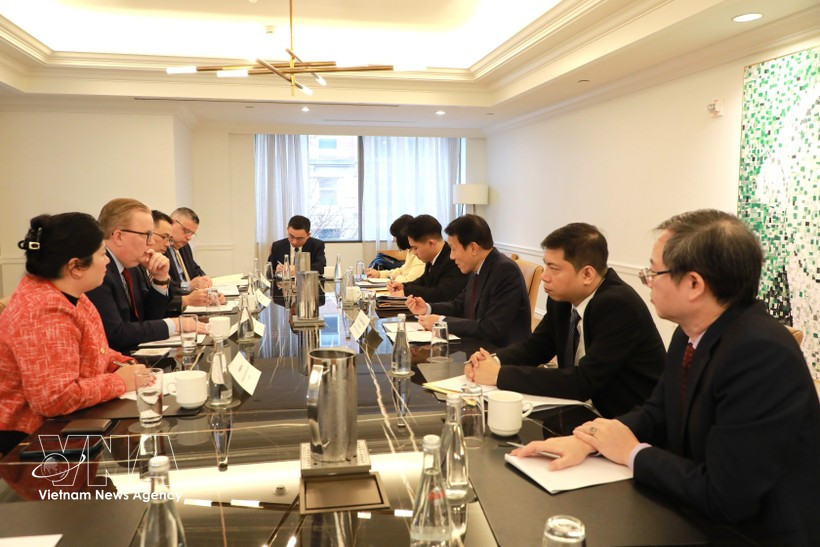 The meeting between Minister of Public Security General Luong Tam Quang and Shannon Kellogg, Amazon Vice President of Public Policy for the Americas, in Washington D.C. on February 19 (Photo: VNA)