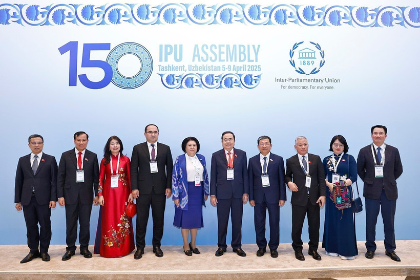 National Assembly Chairman Tran Thanh Man (sixth from left) and other delegates at the IPU-150 opening ceremony in Tashkent, Uzbekistan, on April 5 evening. (Photo: VNA)