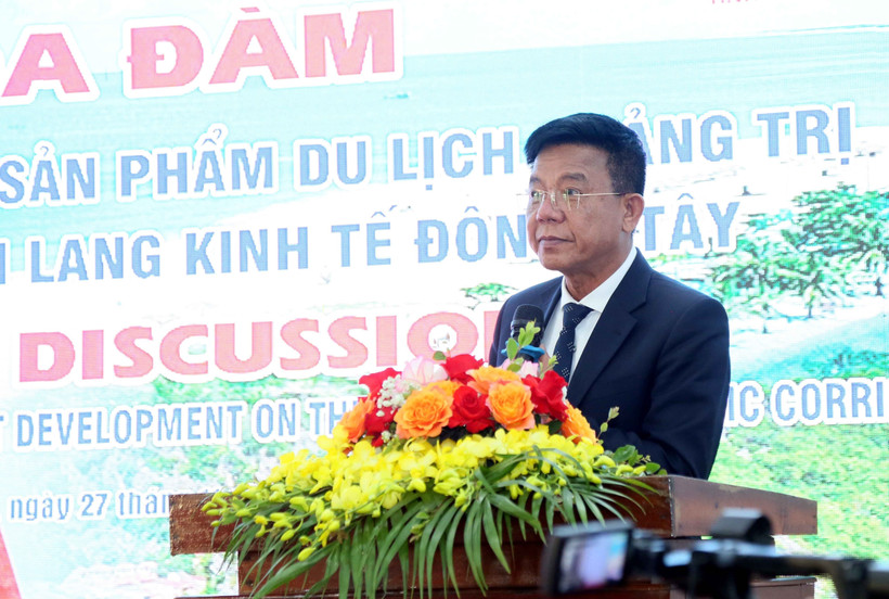 Chairman of the Quang Tri Tourism Association Nguyen Anh Tuan addresses the discussion on November 27. (Photo: VNA)