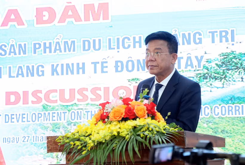 Chairman of the Quang Tri Tourism Association Nguyen Anh Tuan addresses the discussion on November 27. (Photo: VNA)