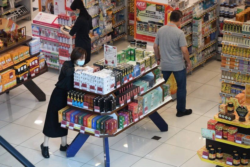 People shop at a supermarket in Singapore. (Photo: AFP/VNA)