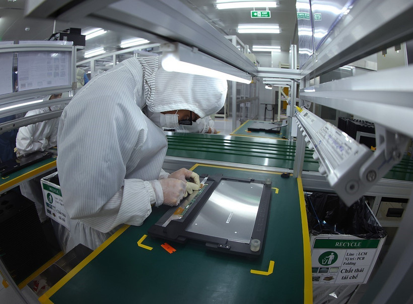 A worker assembles laptops at the factory of the Heesung Electronics Vietnam Co. Ltd in the Trang Due Industrial Park, Hai Phong city. Electronic devices are among Vietnam's main exports to India. (Photo: VNA)