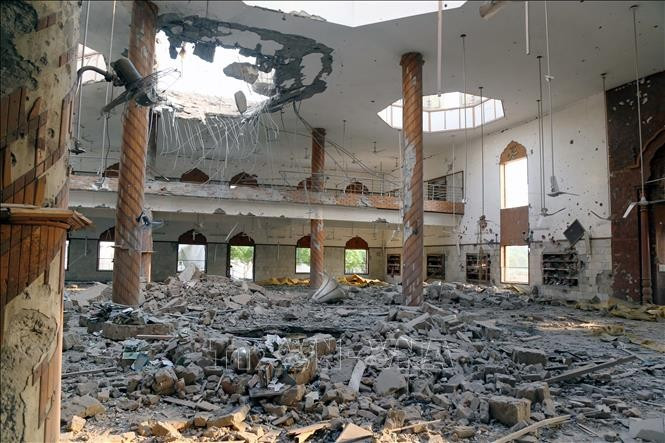 A temple in Punjab, Pakistan, is destroyed after being hit by a rocket from India. (Photo: Xinhua/VNA)