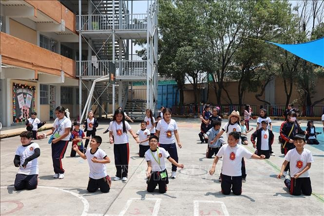 Students with T-shirts featuring the national flag of Vietnam in a physical education lesson at the Socialist Republic of Vietnam Primary School in Mexico (Photo: VNA)