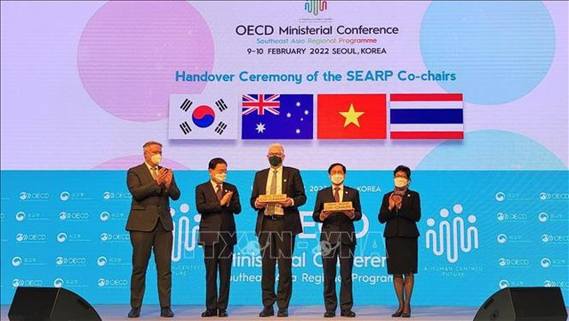 Representatives of Vietnam (second from right) and Australia (centre) receive the SEARP co-chairmanship at the handover ceremony in Seoul in February 2022. (Photo: VNA)