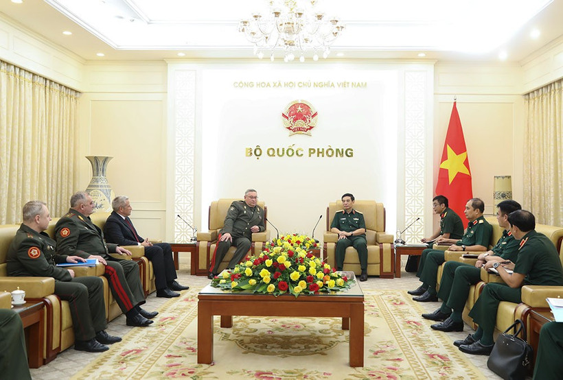 The meeting between Vietnamese Minister of National Defence Gen. Phan Van Giang and Maj. Gen. Pavel Muraveiko, Chief of the General Staff of the Armed Forces and First Deputy Minister of Defence of Belarus, in Hanoi on October 20 (Photo: mod.gov.vn)
