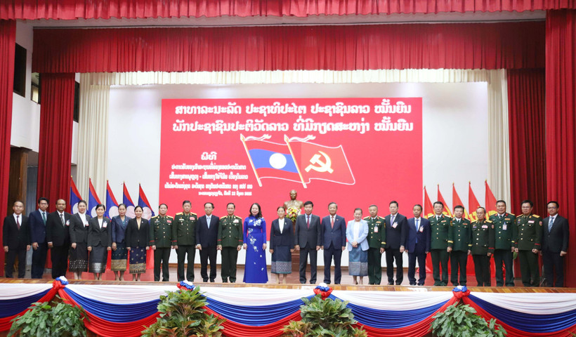 Vietnamese Vice President Vo Thi Anh Xuan and her Lao counterpart Pany Yathotou in a group photo with officials attending the ceremony. (Photo: VNA)