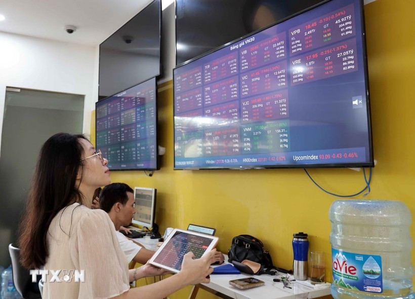 An investor watches stock changes at the headquarters of the Bao Viet Securities Company. (Photo: VNA)