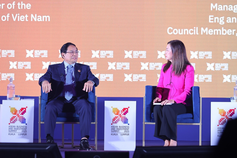 Prime Minister Pham Minh Chinh (left) at the high-level dialogue of the ASEAN Business and Investment Summit (ABIS) 2025 in Kuala Lumpur on October 26. (Photo: VNA)