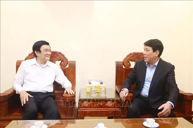 State President Luong Cuong (right) talks to former State President Truong Tan Sang on January 14. (Photo: VNA)