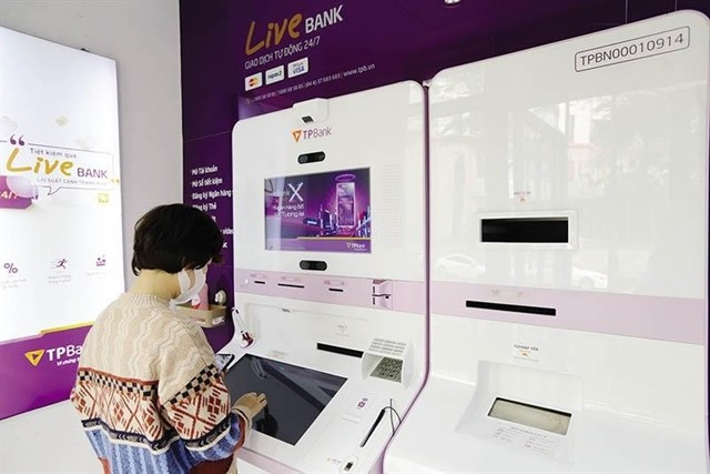 The reduction of bank staff will continue to be strong in 2025, as banks are promoting digital transformation and restructuring operations to improve cost management efficiency. (Photo: vnbusiness.vn)