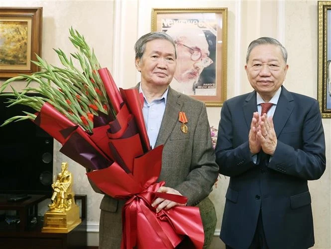 Party General Secretary To Lam (right) presents the Ho Chi Minh Order to Dinh The Huynh, former Politburo member and former permanent member of the Secretariat of the 12th Party Central Committee, on January 23. (Photo: VNA)