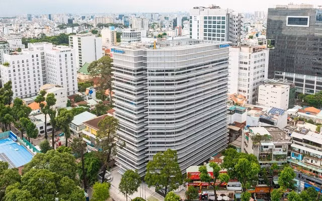 An image of Daikin Air Tower in Ho Chi Minh City. The building is the first project globally to secure the highest level of platinum status across three prestigious certification systems. (Photo: cafef.vn)