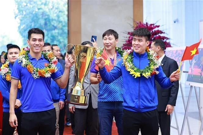 Captain Do Duy Manh (front, right) and Nguyen Tien Linh bring the 2024 ASEAN Cup trophy to the meeting with PM Pham Minh Chinh in Hanoi on January 6. (Photo: VNA)