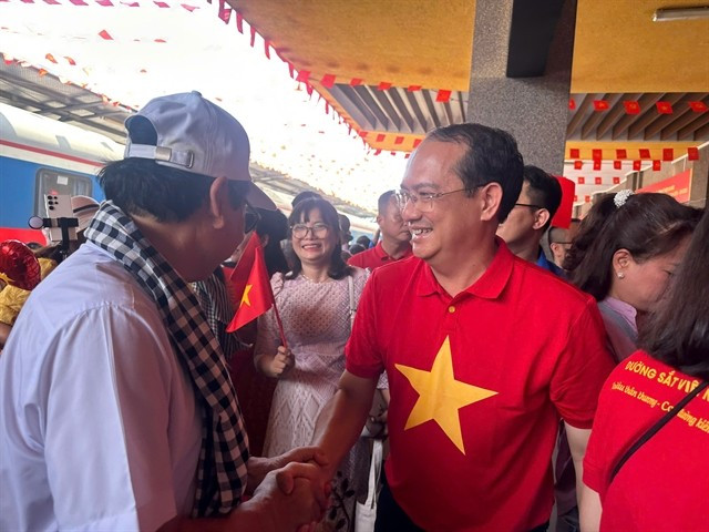 Passengers on the Reunification Train with two extra services from Hanoi and HCM City are welcomed at Da Nang Railway Station. (Photo courtesy of VNR)