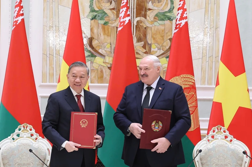 Vietnamese Party General Secretary To Lam (left) and Belarusian President Aleksandr Lukashenko signed a joint statement on the establishment of the two countries’ strategic partnership on May 12, 2025. (Photo: VNA)