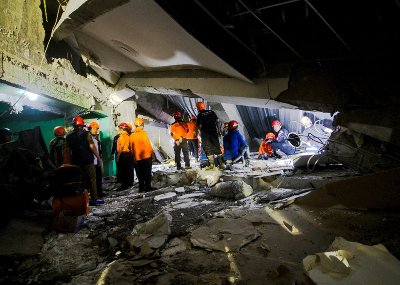 Rescuers work at the scene of the Islamic school building collapse in East Java province, Indonesia. (Photo: Xinhua/VNA)