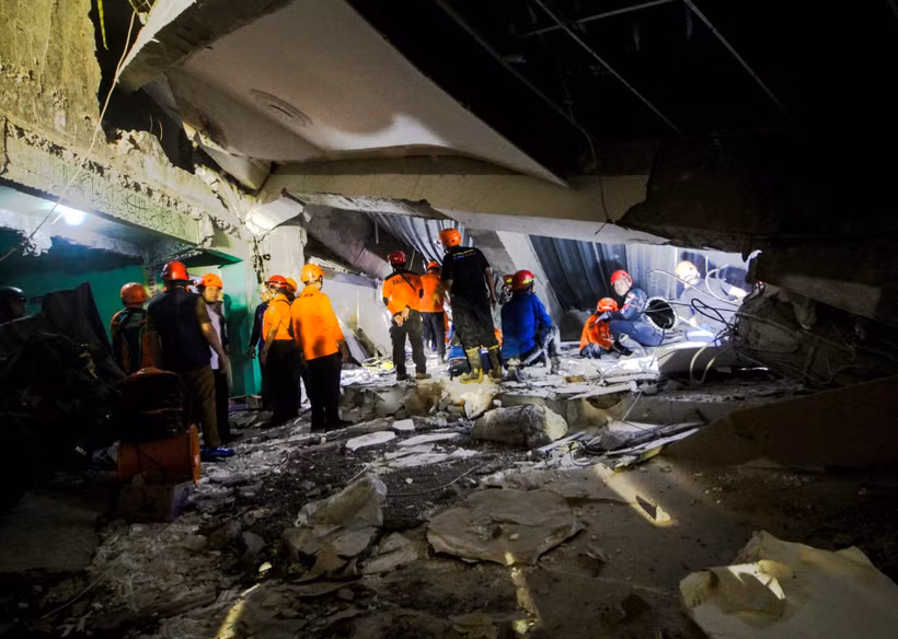 Rescuers work at the scene of the Islamic school building collapse in East Java province, Indonesia. (Photo: Xinhua/VNA)