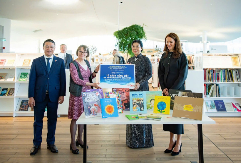 Ngo Phuong Ly (second, right), spouse of Party General Secretary To Lam, presents the "Vietnamese bookcase" to the Helsinki Central Library Oodi on October 21. (Photo: dangcongsan.org.vn)