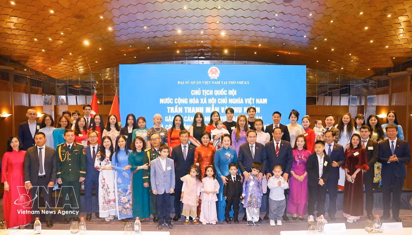 NA Chairman Tran Thanh Man, his spouse, the staff of the Vietnamese Embassy and representatives of the Vietnamese community in Türkiye pose for a group photo at the meeting in Istanbul on late April 17. (Photo: VNA)