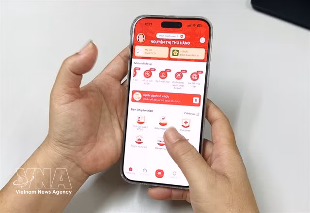 A resident in Ho Chi Minh City uses the VNeID app for administrative procedures. The city is accelerating digital literacy efforts to ensure all citizens can participate in the digital space. (Photo: VNS/VNA)