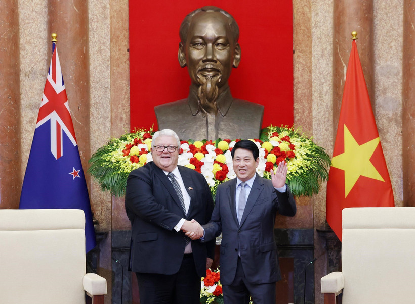 State President Luong Cuong (right) welcomes Speaker of the New Zealand House of Representatives Gerry Brownlee in Hanoi on August 29. (Photo: VNA)