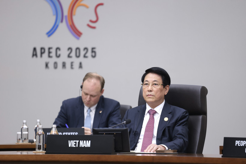 State President Luong Cuong attends the second plenary session of the 32nd APEC Economic Leaders’ Meeting in Gyeongju city, the Republic of Korea, on November 1, 2025. (Photo: VNA)