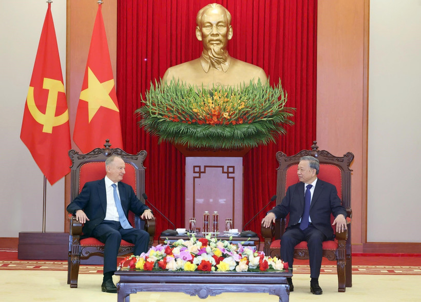 Party General Secretary To Lam (right) receives Nikolai Patrusev, Aide to the President of Russia and Chairman of the Maritime Board of Russia, in Hanoi on September 16. (Photo: VNA)
