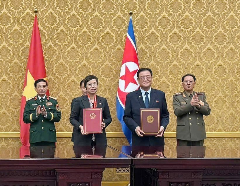 VNA General Director Vu Viet Trang (L) and KCNA President Kim Pyong Ho at the signing ceremony in Pyongyang on October 10 (Photo: VNA)
