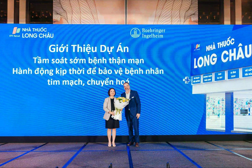 Boehringer Ingelheim Vietnam in collaboration with FPT Long Chau Pharmacy and Vaccination Centre on June 4 launched a project offering free early chronic kidney disease screening for high-risk groups in Vietnam. (Photo: VNS)