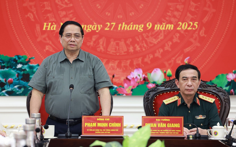 Prime Minister Pham Minh Chinh speaks at the meeting with the Central Military Commission and the Ministry of National Defence on September 27. (Photo: VNA)