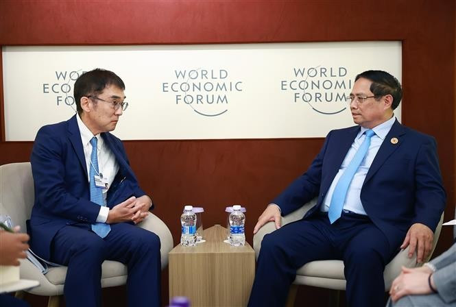 Prime Minister Pham Minh Chinh (R) receives President of the Economic Research Institute for ASEAN and East Asia (ERIA) Professor Tetsuya Watanabe on June 25. (Photo: VNA)