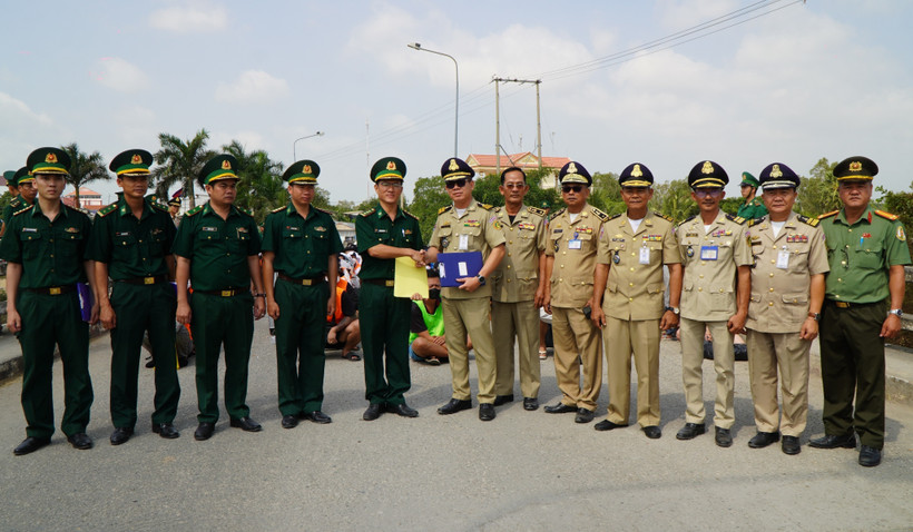 The handover ceremony at the Dinh Ba International Border Gate (Photo: VNA)