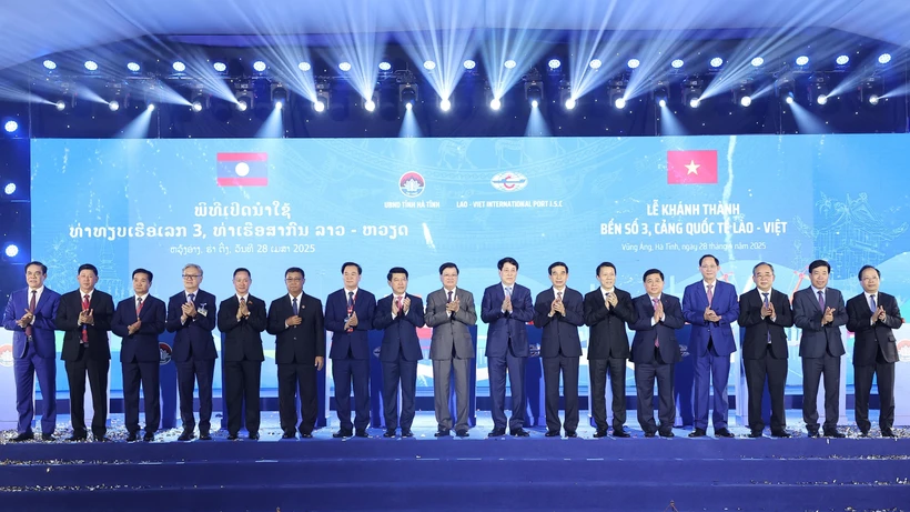 President of Vietnam Luong Cuong (10th from left), Party General Secretary and President of Laos Thongloun Sisoulith (ninth from left), and officials of the two countries at the inauguration ceremony of Wharf No. 3 of Lao - Viet International Port on April 28 (Photo: VNA)