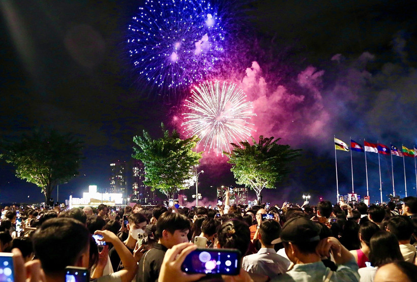 People gather in the vicinity of Bach Dang Wharf in District 1 of HCM City to enjoy New Year fireworks on January 1, 2025. (Photo: VNA)