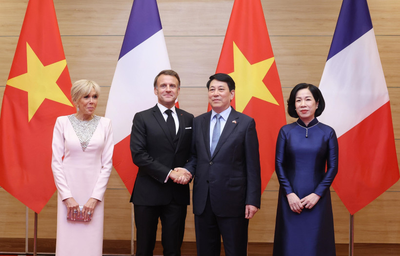 Vietnamese President Luong Cuong, French President Emmanuel Macron and their spouses at the banquet in Hanoi on May 26 (Photo: VNA)