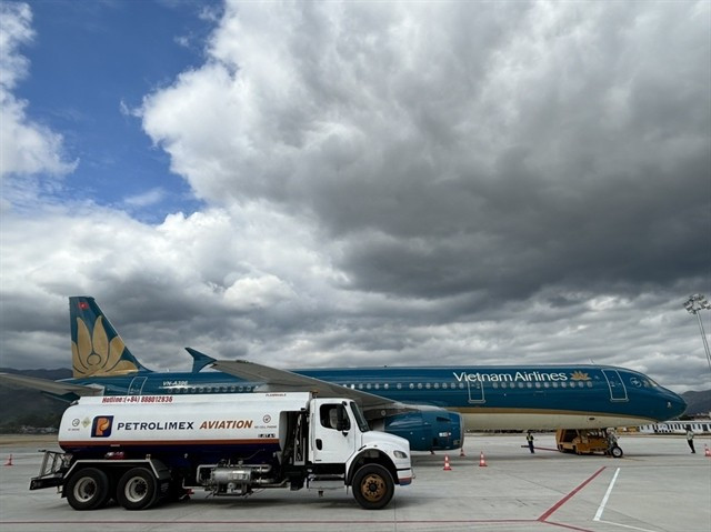 Petrolimex Aviation refuels a Vietnam Airlines aircraft at Dien Bien Airport. (Photo: petrolimex.com.vn)