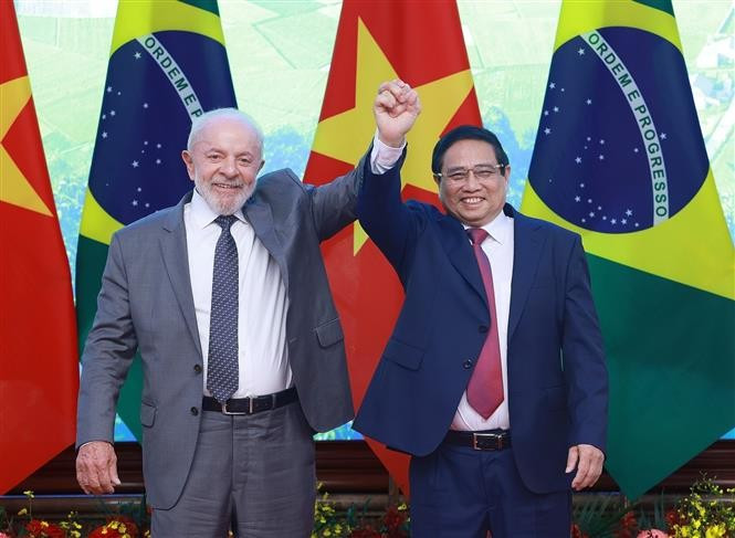 Prime Minister Pham Minh Chinh (right) and Brazilian President Luiz Inacio Lula da Silva at their meeting in Hanoi on March 28 (Photo: VNA)