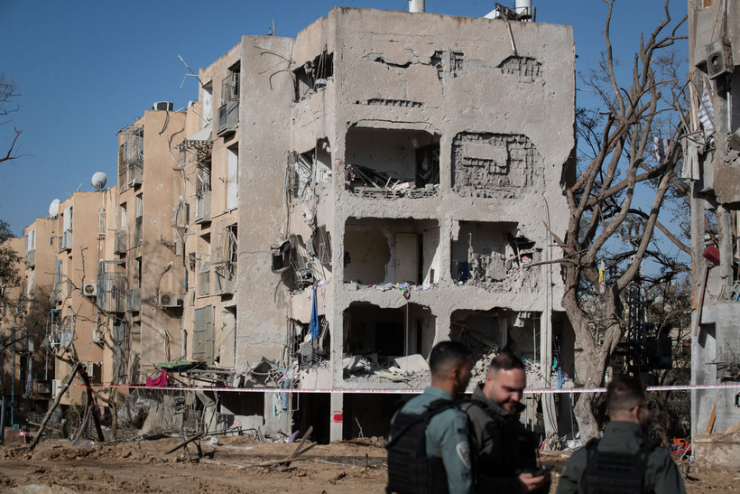 A missile-hit building in Arad, Israel, on March 22, 2026. (Photo: Xinhua/VNA)