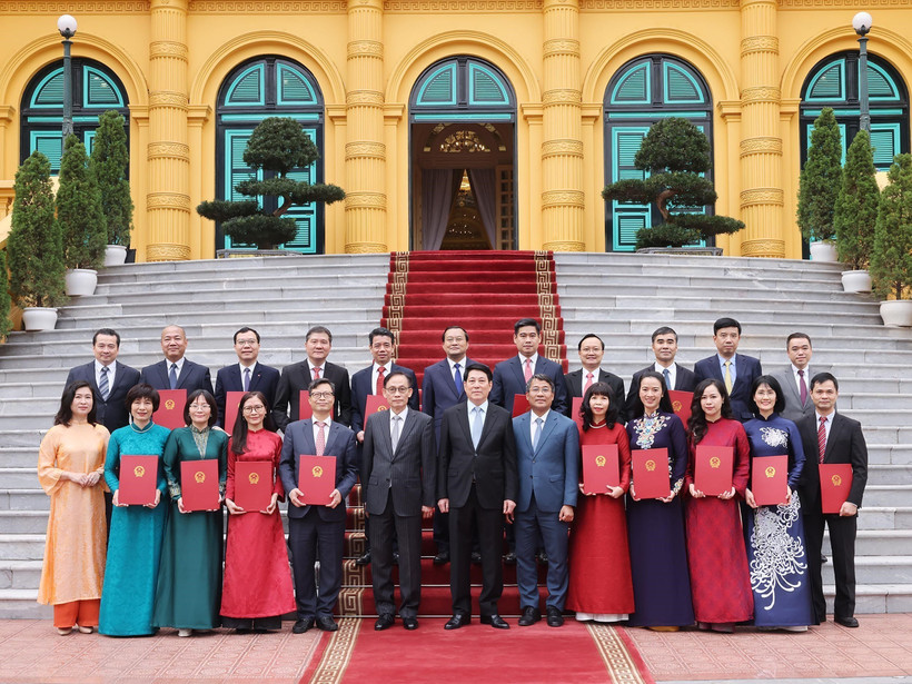 State President Luong Cuong, leaders of the Ministry of Foreign Affairs, and the newly appointed ambassadors at the ceremony on January 16 (Photo: VNA)