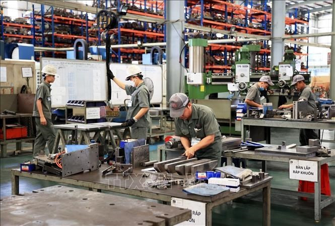 In the manufacturing sector, the profitability ratio reached 74.1%, up 3.9 points, while the loss-making ratio dropped sharply to 13%, according to JETRO. (Illustrative photo: VNA)