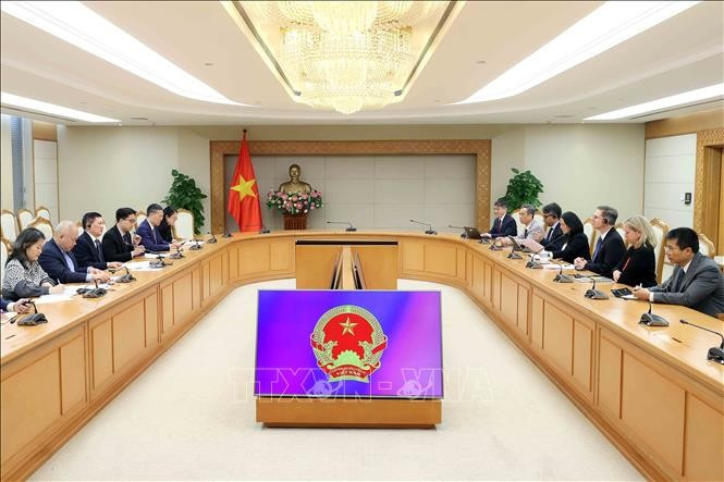 The meeting between Deputy Prime Minister Ho Duc Phoc and WB Vice President for the East Asia and Pacific Region Carlos Felipe Jaramillo in Hanoi on November 25 (Photo: VNA)