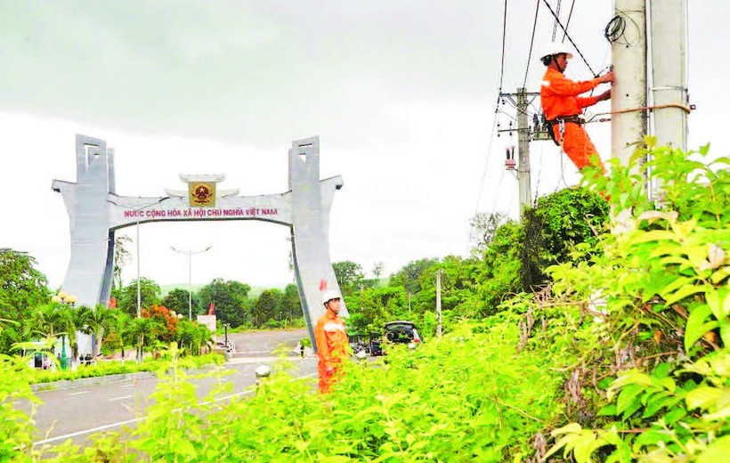 Workers of the Duc Co Power Company in Gia Lai province examine electricity facilities in the vicinity of the Le Thanh International Border Gate. (Photo: nhandan.vn)