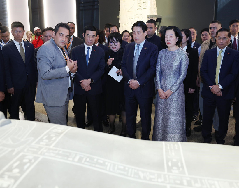 President Luong Cuong, his spouse, and officials visit the Grand Egyptian Museum on August 4. (Photo: VNA)