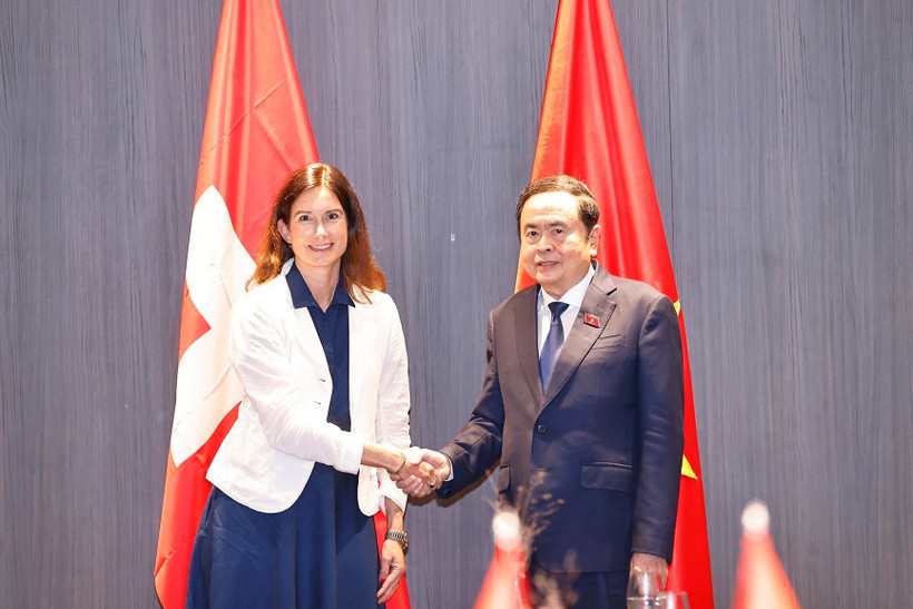 NA Chairman Tran Thanh Man (right) meets with President of the Swiss National Council Maja Riniker in Geneva on July 29. (Photo: VNA)