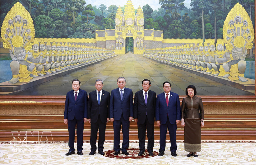 Samdech Techo Hun Sen (3rd from right), President of the Senate and Acting Head of State of Cambodia, welcomes Vietnamese Party General Secretary To Lam (3rd from left) and the high-ranking delegation of Vietnam to the state banquet. (Photo: VNA)