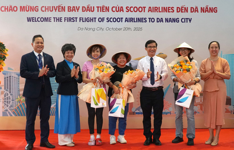 Da Nang officials welcome passengers boarding the Scoot Airlines flight on October 20. (Photo: VNA)
