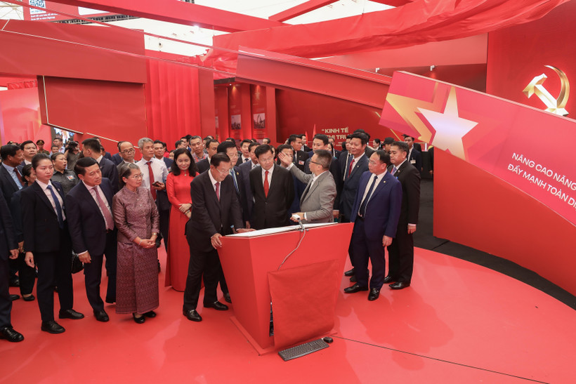 Deputy Prime Minister Mai Van Chinh, Party General Secretary and President of Laos Thongloun Sisoulith, and President of the Cambodian People’s Party and President of the Cambodian Senate Hun Sen visit a space of the Nhan Dan (People) newspaper at the exhibition on September 2. (Photo: VNA) 