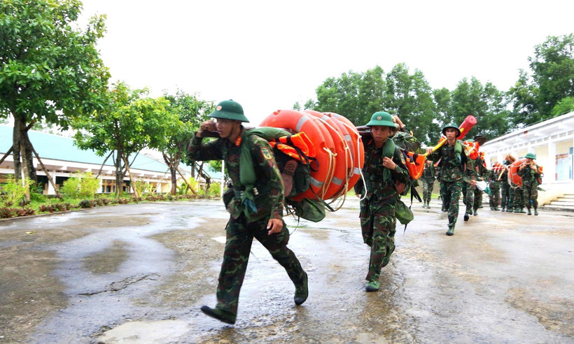 Military and police forces were requested to arrange personnel and equipment to support localities’ typhoon response efforts, particularly evacuation and rescue operations if necessary. (Photo: VNA)